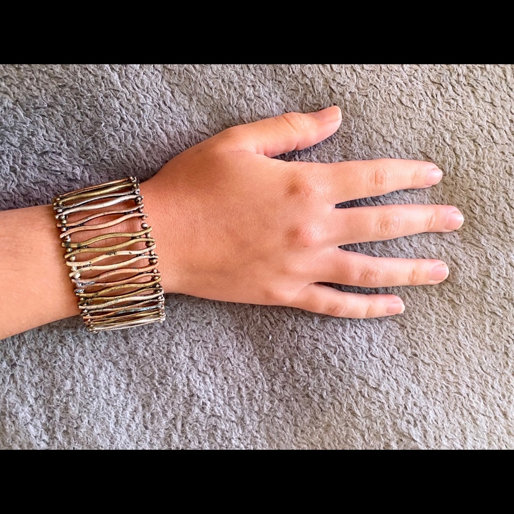 Neutral colored stretch bracelet